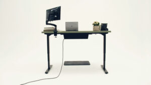 Hoehenvestellbarer Schreibtisch mit Monitorarm